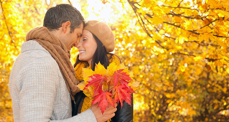Couple aux visites libres d'automne